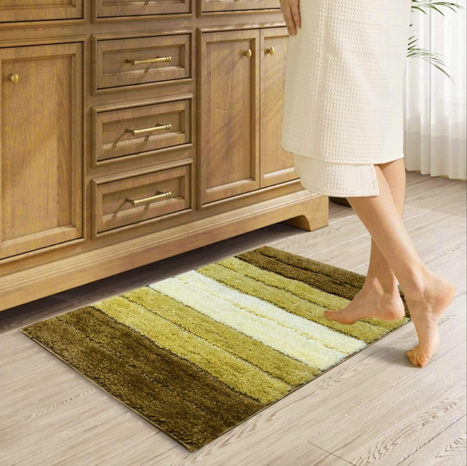 Amazon Brand – Solimo Microfiber 2000 GSM Gradient Stripes Bath Mat | Anti-Skid | 40×60 cm (Beige)